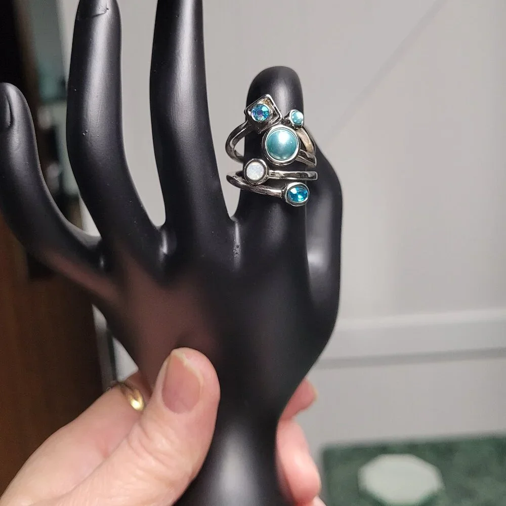 Lia sophia Sz 7 “Comet” ring, cut crystals and glass pearls, silver tone. EUC